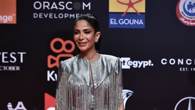 منى زكي تتألق بالفضي في ثالث أيام مهرجان الجونة | صور
