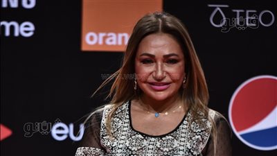 كل ما تكبر تحلى.. ليلى علوي بفستان أسود ثالث ليالي الجونة السينمائي | صور