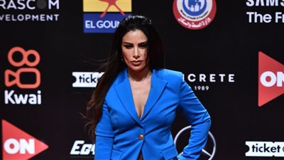 صبا مبارك ببدلة زرقاء على السجادة الحمراء ثالث أيام الجونة السينمائي | صور