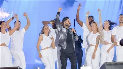 شاهد.. تامر حسني يتعرض لموقف غريب على مسرح المنارة