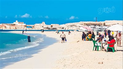 رغم انتهاء الصيف وتقلب الطقس.. استمرار التوافد على شواطئ مطروح | فيديو 