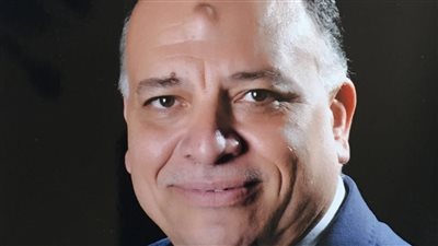 رئيس شركة مطار القاهرة يكرم عاملا سلم مبلغا ماليا كبيرا عثر عليه 