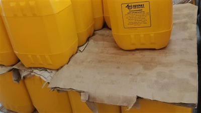 ضبط مصنع لتعبئة زيوت الطعام مجهولة المصدر في الإسكندرية