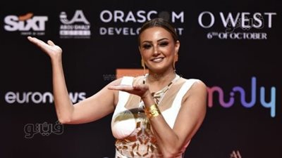 بزي الملكات.. بشرى تخطف الأنظار بفستان فرعوني على ريد كاربت الجونة السينمائي | صور