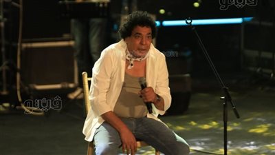 أكرم حسني يكشف كواليس أغنيته الجديدة مع الكينج محمد منير | فيديو