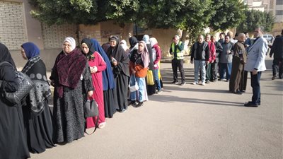 طوابير للسيدات في بداية اليوم الثاني للانتخابات الرئاسية بالقليوبية (صور)