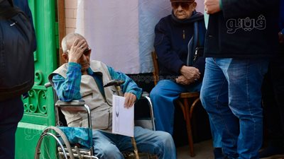 مسن بكرسي متحرك يدلي بصوته في الانتخابات الرئاسية 2024 بالجيزة 