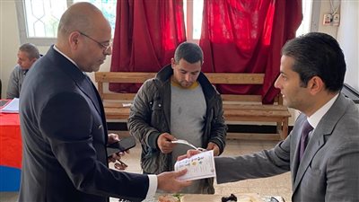 رئيس عمال مصر يدلي بصوته، ويطالب المصريين بالمشاركة في الانتخابات (صور)