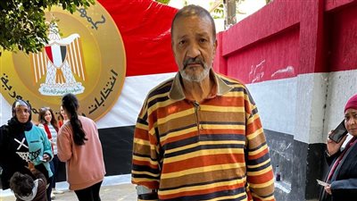 رغم إصابته بكسر في قدمه، مسن يشارك في انتخابات الرئاسة (صور) 