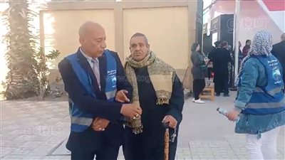 في لفتة إنسانية، كفيف مسن يصر على الإدلاء بصوته في الانتخابات (فيديو)