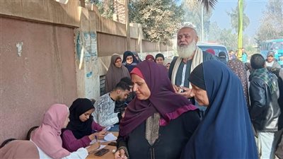 طوابير لكبار السن أمام اللجان في اليوم الثاني للانتخابات الرئاسية بكفر الشيخ (صور)