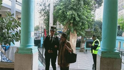 قوات التأمين في قصر الدوبارة تساعد مسنة في التصويت بالانتخابات الرئاسية (صور)