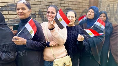 بأعلام مصر، سيدات المنيا يتصدرن المشهد أمام لجان الانتخابات الرئاسية (صور)
