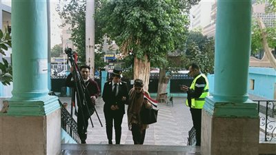 بالزغاريد، مسنة تدلي بصوتها في الانتخابات الرئاسية بلجنة قصر الدوبارة (فيديو)