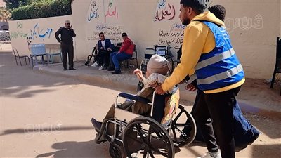  على كرسي متحرك، مواطن يدلي بصوته في الانتخابات الرئاسية بقنا (فيديو)