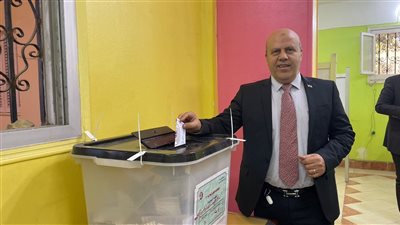 السكرتير المساعد لمحافظة الإسماعيلية يُدلي بصوته بلجنة الوافدين بالمنطقة الصناعية (صور) 