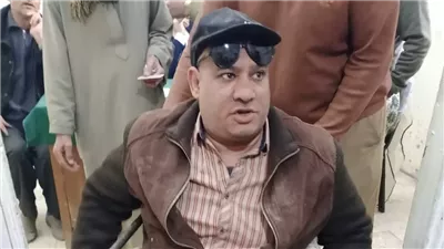 على كرسي متحرك، ناخب يدلى بصوته في الانتخابات الرئاسية بلجان طما بسوهاج (صور)