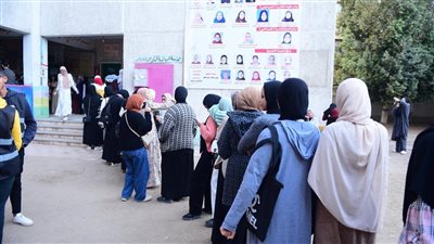 رئيس جامعة سوهاج يتابع نقل الطلاب المغتربين لمقار لجانهم للتصويت (صور)