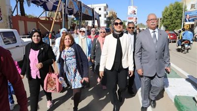 نائب محافظ الوادي الجديد تتابع سير العملية الانتخابية بعدد من لجان الخارجة (صور)