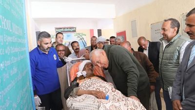 محافظ الوادي الجديد يمنح رحلتي عمرة لاثنين من كبار السن شاركا في الانتخابات (صور)