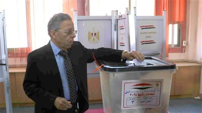 نقيب الأطباء يدلي بصوته في الانتخابات الرئاسية بالدقي 