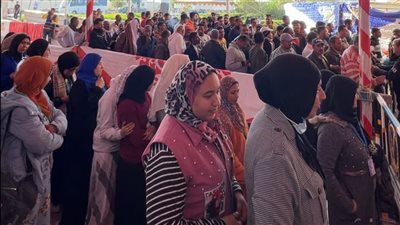 العمال المغتربون يواصلون التصويت بلجنة المنطقة الحرة بالإسماعيلية (فيديو) 