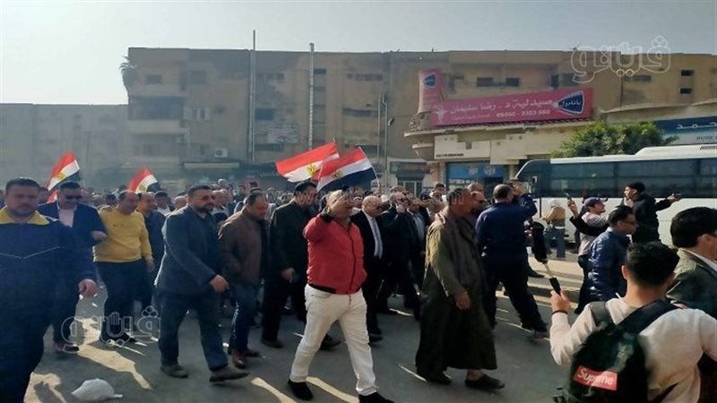 مسيرة شعبية بأعلام