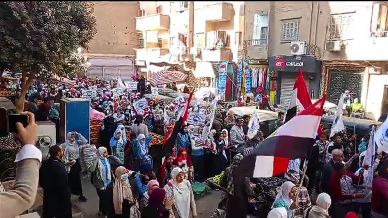 مسيرة بالأعلام لمواطنين
