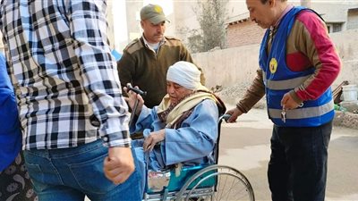 إصرار ناخبي البحيرة على المشاركة في الانتخابات الرئاسية بكراسي متحركة (صور) 