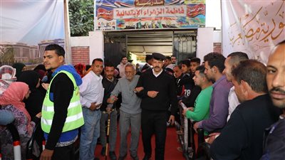 محافظ القاهرة يتفقد عددا من اللجان الانتخابية بالموسكى (صور)