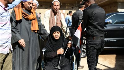 على كرسي متحرك، مسنة بعلم مصر تدلي بصوتها في الانتخابات الرئاسية بقنا (صور) 