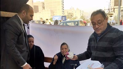 خروج قاض لمسنة في شبرا الخيمة للتصويت في الانتخابات الرئاسية (صور)