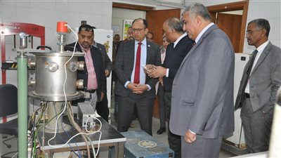 رئيس جامعة حلوان يجري جولة تفقدية لكليتي العلوم والتجارة