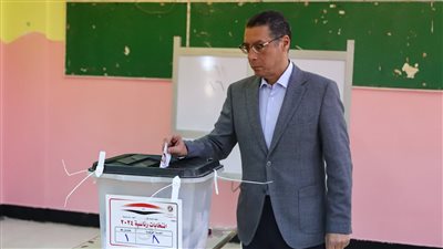 انتخابات الرئاسة 2024، ياسر قمر يدلي بصوته بالقاهرة الجديدة 