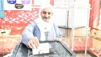 كبار السن يشاركون بالتصويت في الانتخابات الرئاسية بقنا (صور)