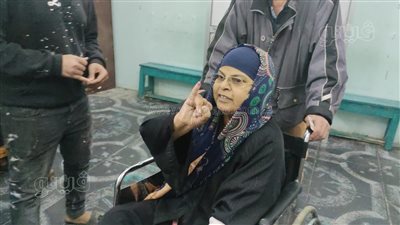 مسنة تدلى بصوتها في الانتخابات الرئاسية بعد جلسة الغسيل الكلوي بالعجوزة (فيديو وصور)