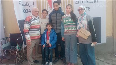 سيلفي لرب أسرة مع أبنائه وأحفاده في الانتخابات الرئاسية بالجمالية (صور)