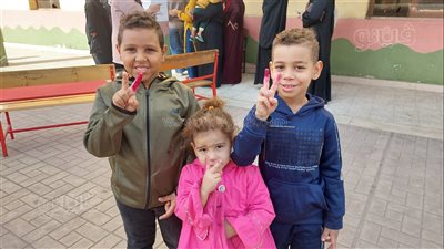 الحبر الفسفوري يزين أيادي الأطفال بمدرسة محمد كريم بالجيزة (صور)
