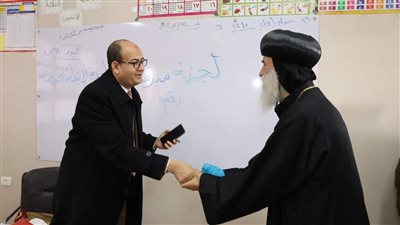 مقرر لجنة العلاقات العامة بالمجمع المقدس في قنا يحث المواطنين على المشاركة بالانتخابات (صور)