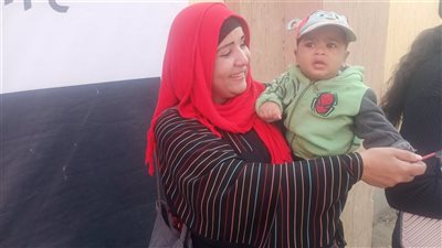 الصور السلفي أبرز مظاهر احتفال العائلات أمام اللجان الانتخابية (صور)