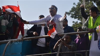 من أعلى أتوبيس مكشوف، محمود الليثي يشعل حماس الناخبين بالدقي والعجوزة (صور)