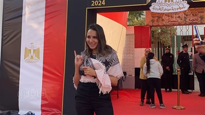 بالشال الفلسطيني، ساندي تدلي بصوتها في انتخابات الرئاسة 2024 بالتجمع الخامس