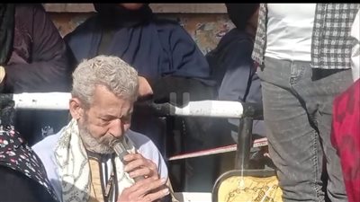 مسن يعزف المزمار أمام لجنة انتخابات الرئاسة بزفتى في الغربية (فيديو)