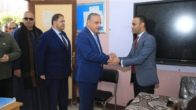 محافظ سوهاج يتفقد سير الانتخابات الرئاسية بمركزي المراغة وطهطا (صور)