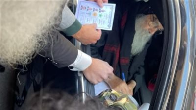 الأنبا باخوميوس مطران البحيرة ومطروح يدلي بصوته الانتخابي بدمنهور (صور)