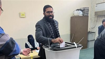 عضو رابطة الأندية يدلي بصوته في الانتخابات الرئاسية بلجنة الجامعة العمالية