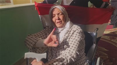 بالعكاز والكرسي المتحرك، سبعينية تدلي بصوتها الانتخابي في لجنة المغتربين بالدقهلية 