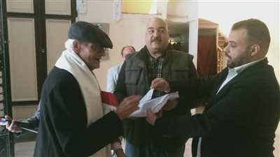 قاضي لجنة قصر الدوبارة يساعد ناخبا لديه طرف صناعي للتصويت في الانتخابات الرئاسية (صور) 