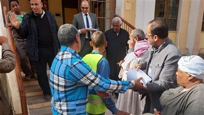 قاضٍ يخرج لمواطن من ذوي الهمم للإدلاء بصوته في الانتخابات الرئاسية بقنا