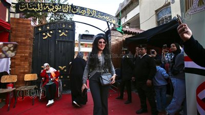 دينا تدلي بصوتها في الانتخابات الرئاسية بالدقي (صور)